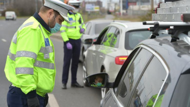 politisti verifica masini in tmpul unei razii