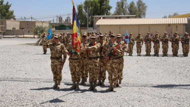 Militari români în Afganistan. cu steagul romaniei