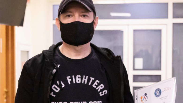 Florin Cîțu a purtat un tricou cu numele trupei Foo Fighters când s-a vaccinat anti-COVID