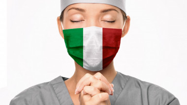 femeie cu masca pe fata cu steagul italiei
