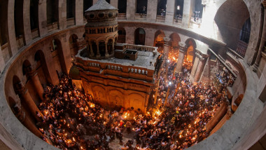 Lumina Sfântă s-a aprins la Sfântul Mormânt din Ierusalim, iar Patriarhul Ierusalimului a împărțit-o cu credincioșii.