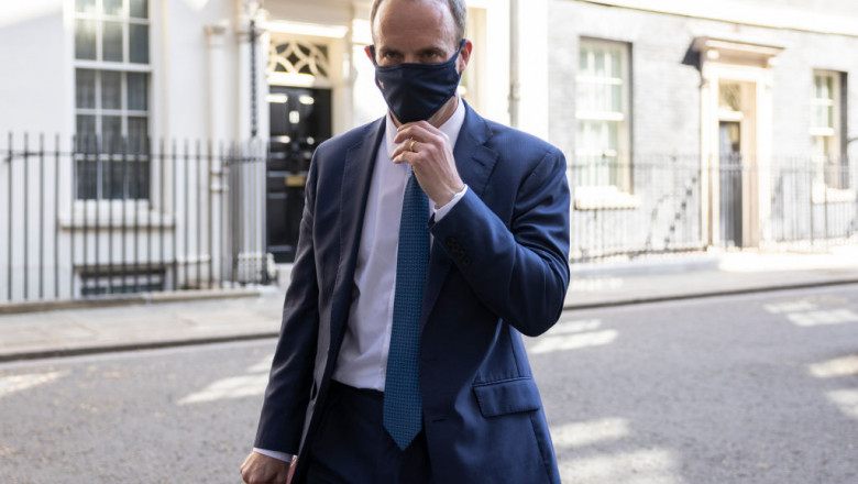 ministrul de externe britanic Dominic Raab merge pe strada cu masca