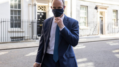 ministrul de externe britanic Dominic Raab merge pe strada cu masca