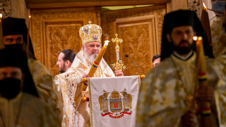 Patiarhul Daniel oficiază slujba de înviere de la Patriarhie.