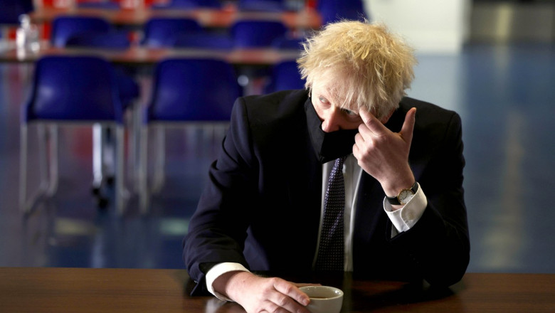 Boris Johnson la o masă cu o ceașcă de ceai