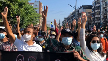 protestatari în Myanmar împotriva juntei militare
