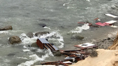 Resturi ale ambarcațiunii naufrgiate pe țărmul Californiei.