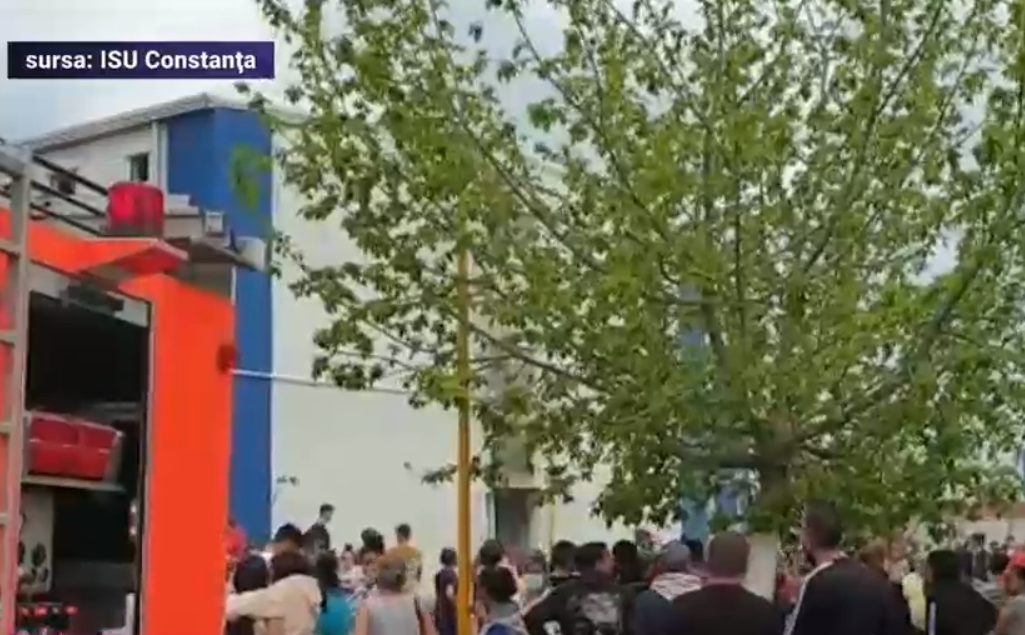 Incendiu puternic într-un bloc din Constanța. 3 persoane au fost duse la spital