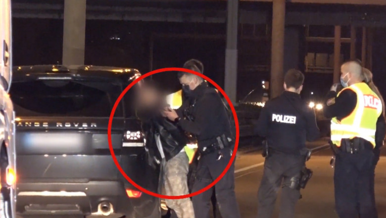 barbat scos din masina de politie, in germania