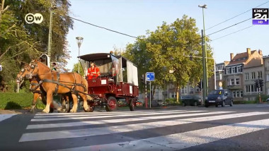 caruta speciala pentru strangerea gunoiului trasa de cai pe străzile din schaerbeek