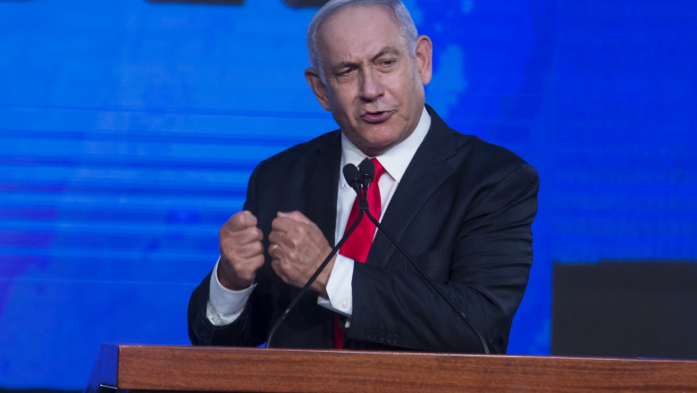 Netanyahu gesticulează de la pupitru