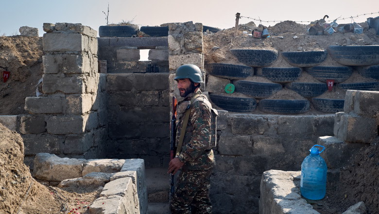 Soldat într-un tranșeu în Nagorno-Karabah
