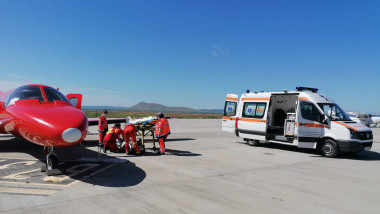echipaj medical duc un pacient cu arsuri la avionul smurs, pentru transport in germania
