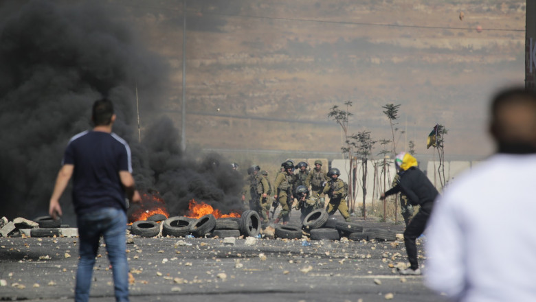 Protestatari palestinieni se luptă cu forțele israeliene