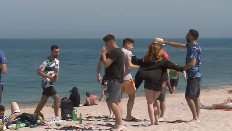 tineri danseaza pe plaja din vama veche