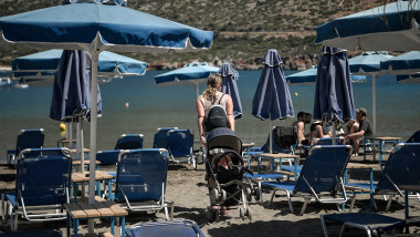 turist pe plaja Plaja Phalasarna din Creta
