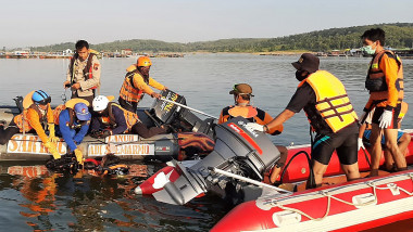 echipe de salvare cauta supravietuitori dupa ce o barca plina cu turisti s-a rasturnat