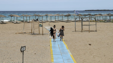 turiste merg pe Plaja Phalasarna din Creta