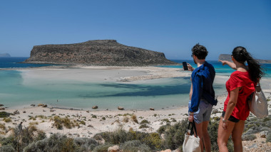 Turiști pe plaja Balos din Creta