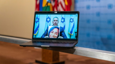 ambasadorul israelului la ONU se adreseaza prin videoconferinta la reuniunea de urgenta a consiliului de securitate aratand poza unei tinere de origine araba din israel ucisa de o racheta Hamas
