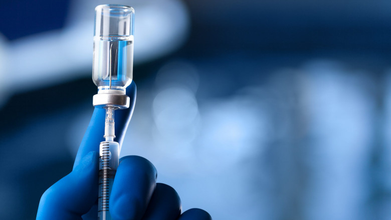 seringa cu care se extrage vaccinul dintr-o doza