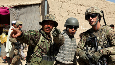 translator afgan cu militar american în Afganistan, provincia Logar