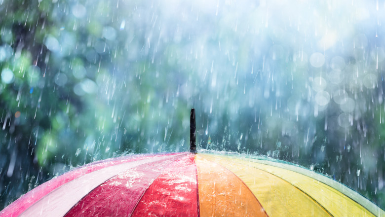 umbrela colorata in ploaie