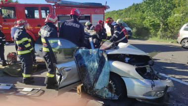 pompieri langa o masina implicata intr-un accident rutier