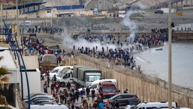 multimi de migranti la zidul dintre maroc si exclava spaniola ceuta, se trage in ei cu gaze lacrimogene