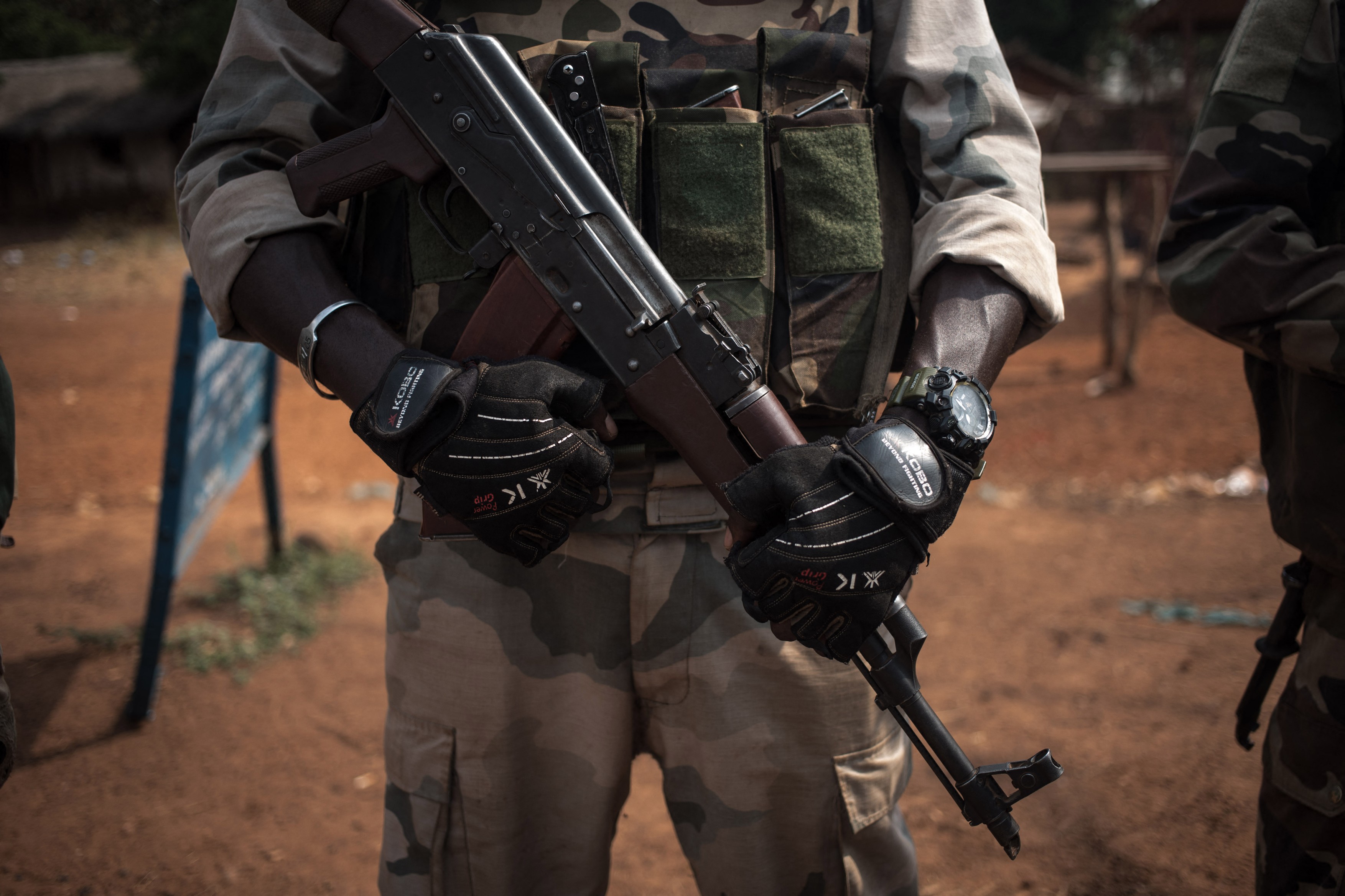 Rusia donează mii de arme guvernului Republicii Centrafricane. Ce câştigă Vladimir Putin din această afacere