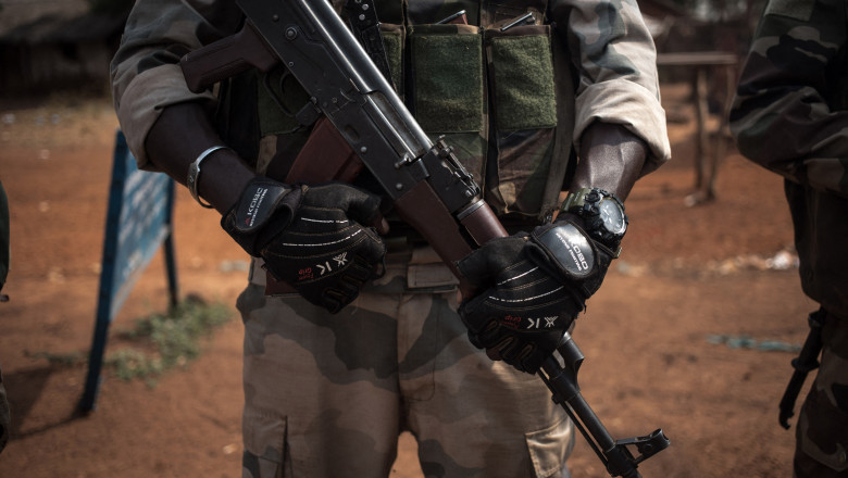 militar al armatei din Republica Centrafricană ţine un automat Kalaşnikov