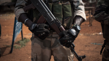 militar al armatei din Republica Centrafricană ţine un automat Kalaşnikov