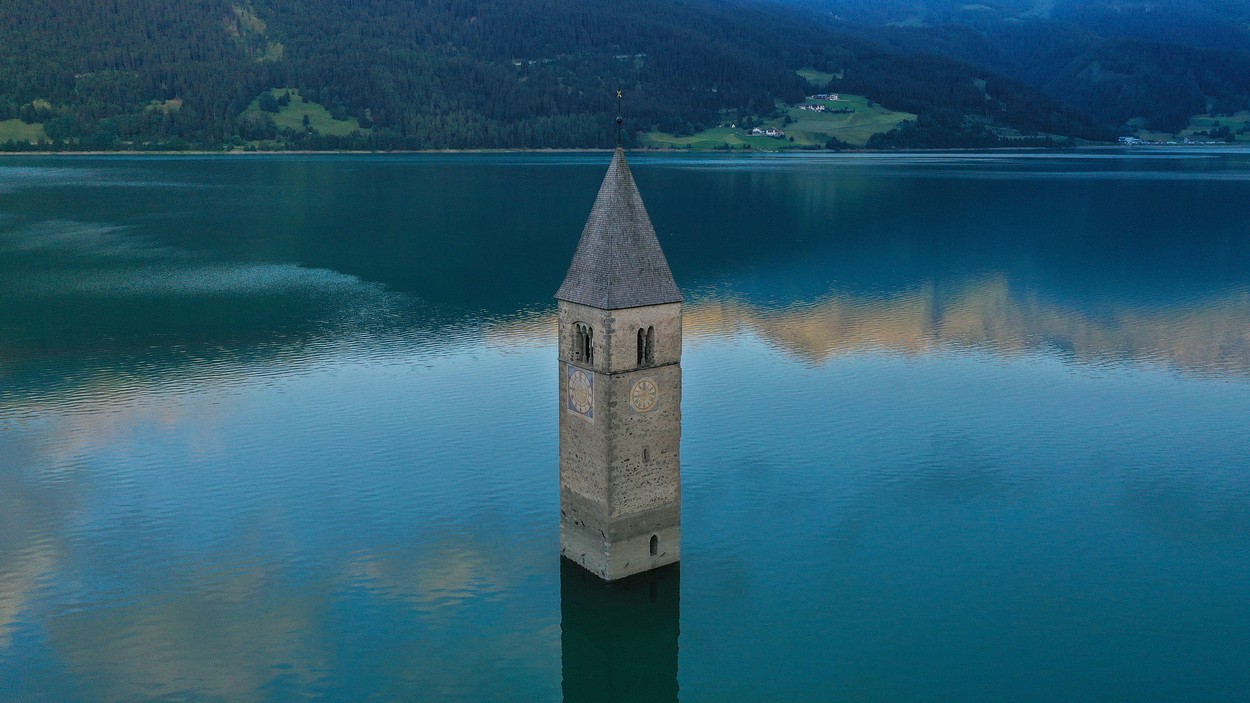 Ruinele unui sat inundat de autoritățile italiene în 1950 au ieșit la suprafață după secarea unui lac de acumuare
