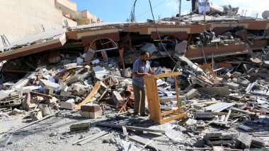 palestinian care a gasit o masa intacta printre ruinele unui bloc bombardat