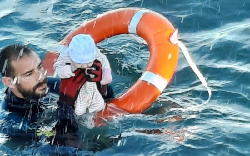 garda civila salveaza un bebelus din ape la ceuta - guardia civil via bbc