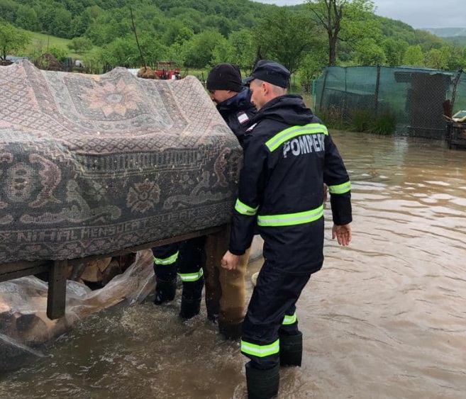 Cod roșu de inundații în Bihor și Cluj, localnicii au primit mesaje RO-ALERT. Șase persoane salvate după ce casa le-a fost luată de ape