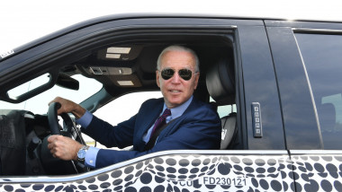 Joe Biden, cu ochelari de soare, la volanul unui Ford electric F 150 Lightning, aflat în faza de teste