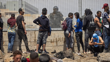 Polițiști și militari spanioli păzesc exclava Ceuta, unde au ajuns mii de migranți.