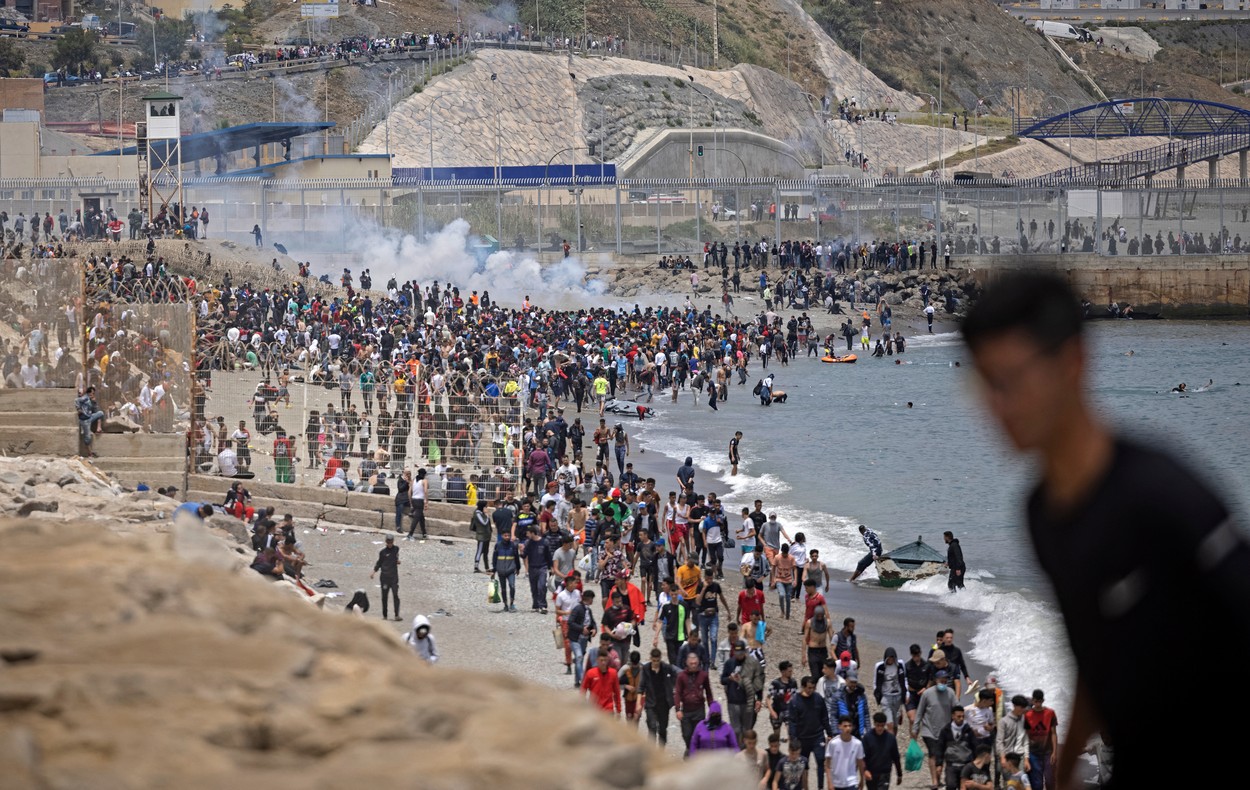 Asediul din Ceuta: Spania acuză Marocul că i-a lăsat pe imigranți să treacă. Marocanii, supărați că spaniolii au ajutat un separatist