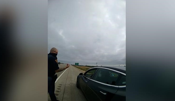 Șoferul unui autoturism Tesla pe pilot automat surprins dormind la volan, în trafic. Cum s-a scuzat față de polițiști
