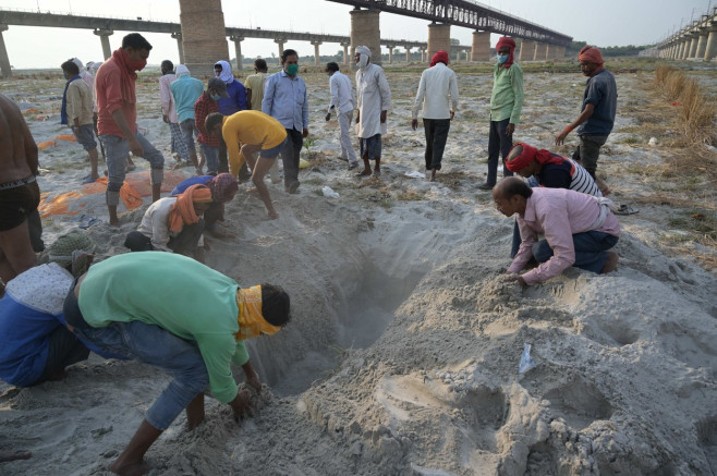 India: Covid-19 victim burial