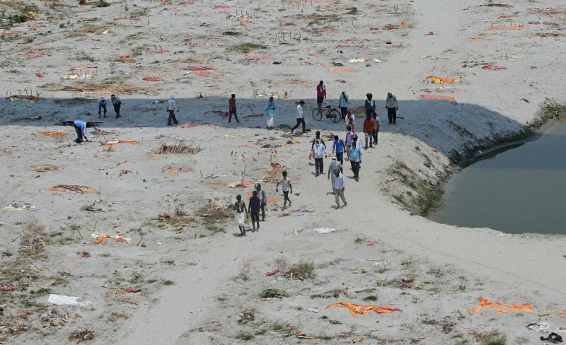 Covid-19 victim burial, Prayagraj, Uttar Pradesh, India - 16 May 2021