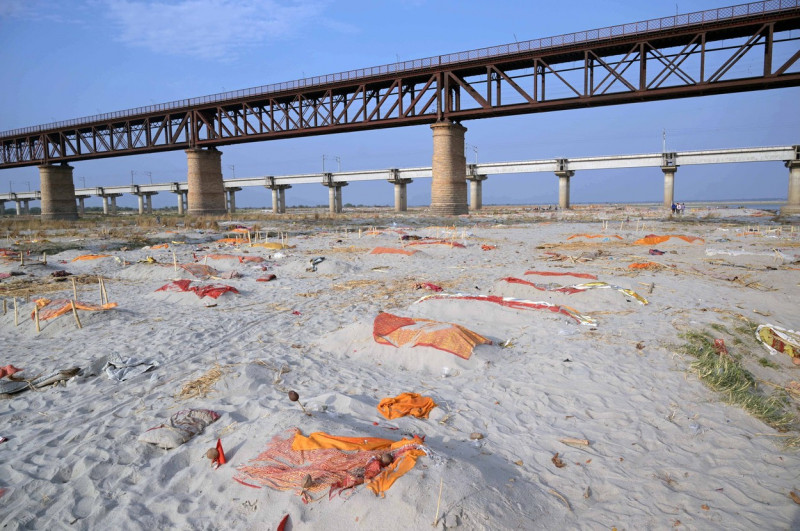 Covid-19 victim burial, Prayagraj, Uttar Pradesh, India - 16 May 2021