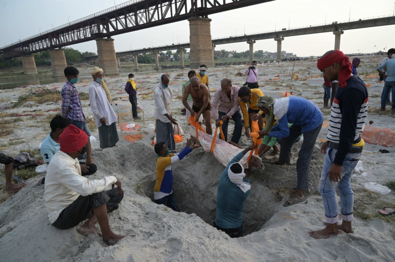 Covid-19 victim burial, Prayagraj, Uttar Pradesh, India - 16 May 2021