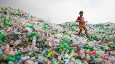 Jumătate din deşeurile de plastic de unică folosinţă din lume sunt produse de doar 20 de companii F