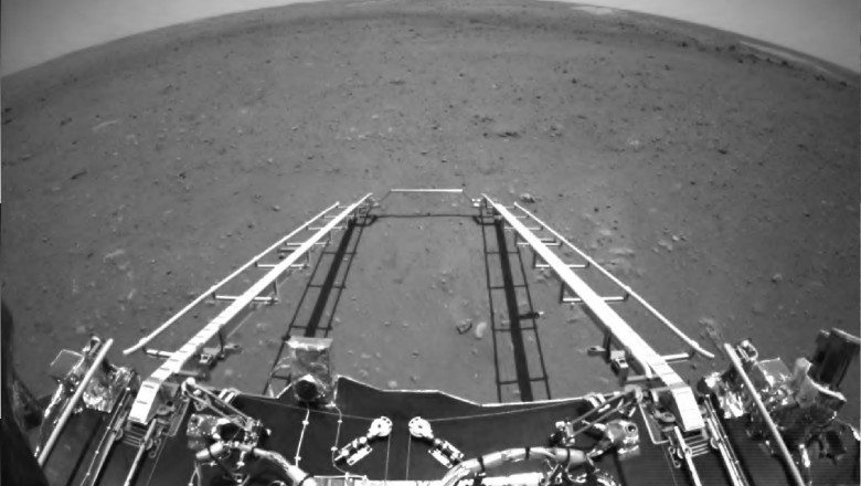imagine alb negru de pe marte, cu parte din componetele roverului zhu rong