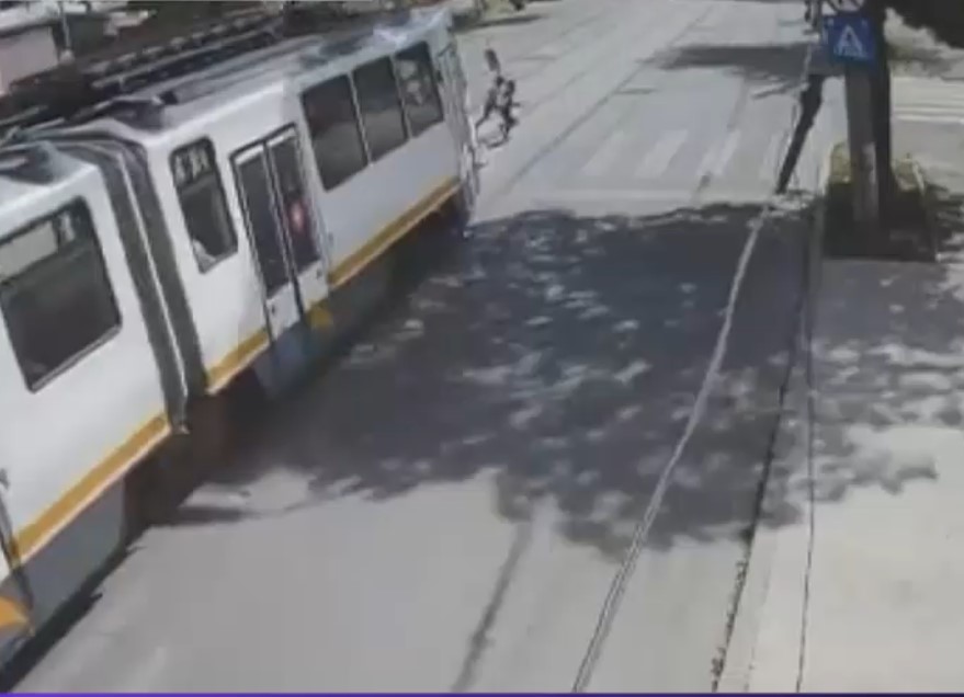 VIDEO. O femeie și doi copii au fost la un pas să fie spulberați de un tramvai pe o trecere de pietoni din București