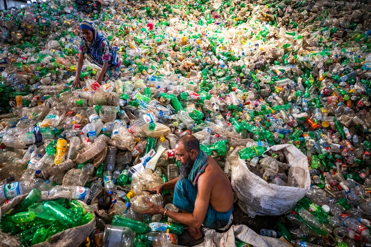 Marile branduri din industria bunurilor de consum propun un pact global pentru reducerea producţiei de plastic