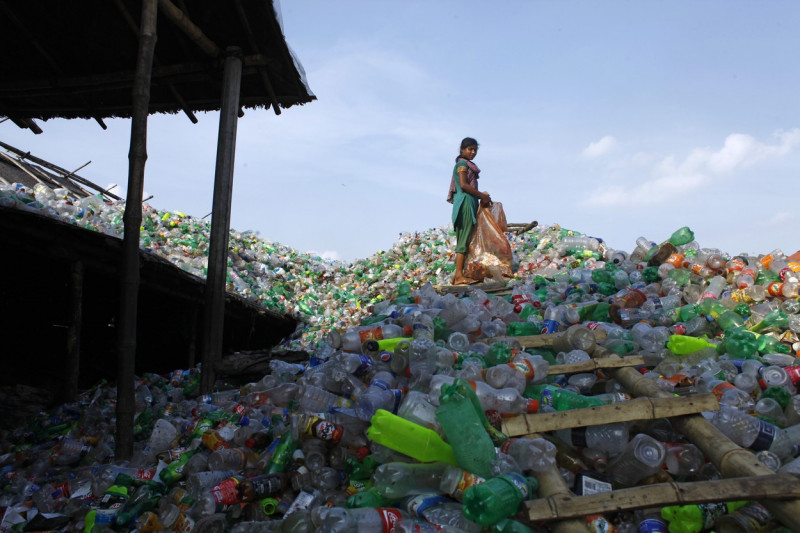 Producţia mondială de deşeuri din plastic ar putea creşte cu 41% până în 2030