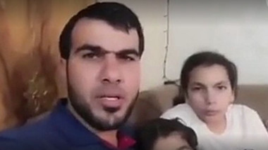Un tată încearcă să-și liniștească fiicele în toiul bombardamentelor israeliene